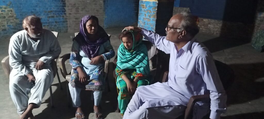 Saba, een christelijke minderjarige en slachtoffer van gedwongen bekering, die aan haar ontvoerder ontsnapte, met haar familieleden, Pakistan © ACN