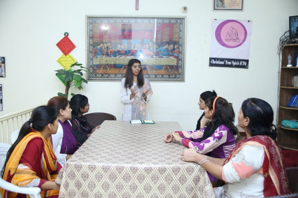 Een psychotherapiesessie met slachtoffers van gedwongen bekering en verkrachting, Pakistan © ACN